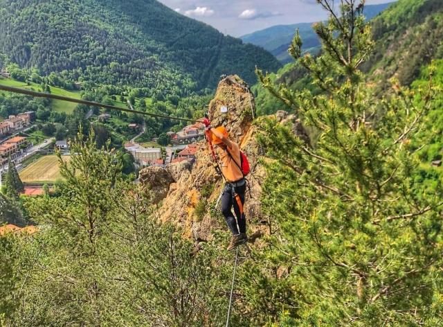 Superando el puente tibetano de la vía ferrata