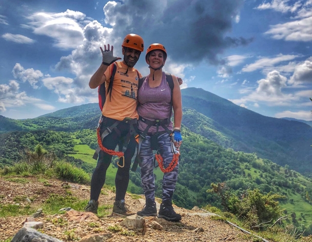 Pareja disfrutando de la vía derrata