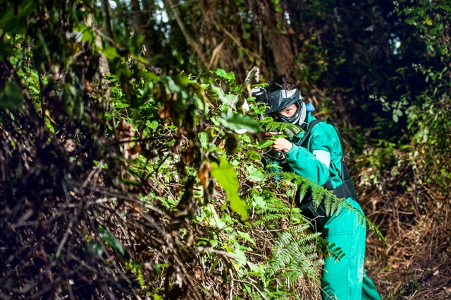  Im Paintball-Kampf auf deinen Feind zielen 