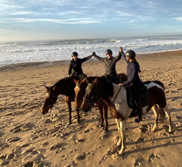  Amigos felizes com nossos cavalos na praia