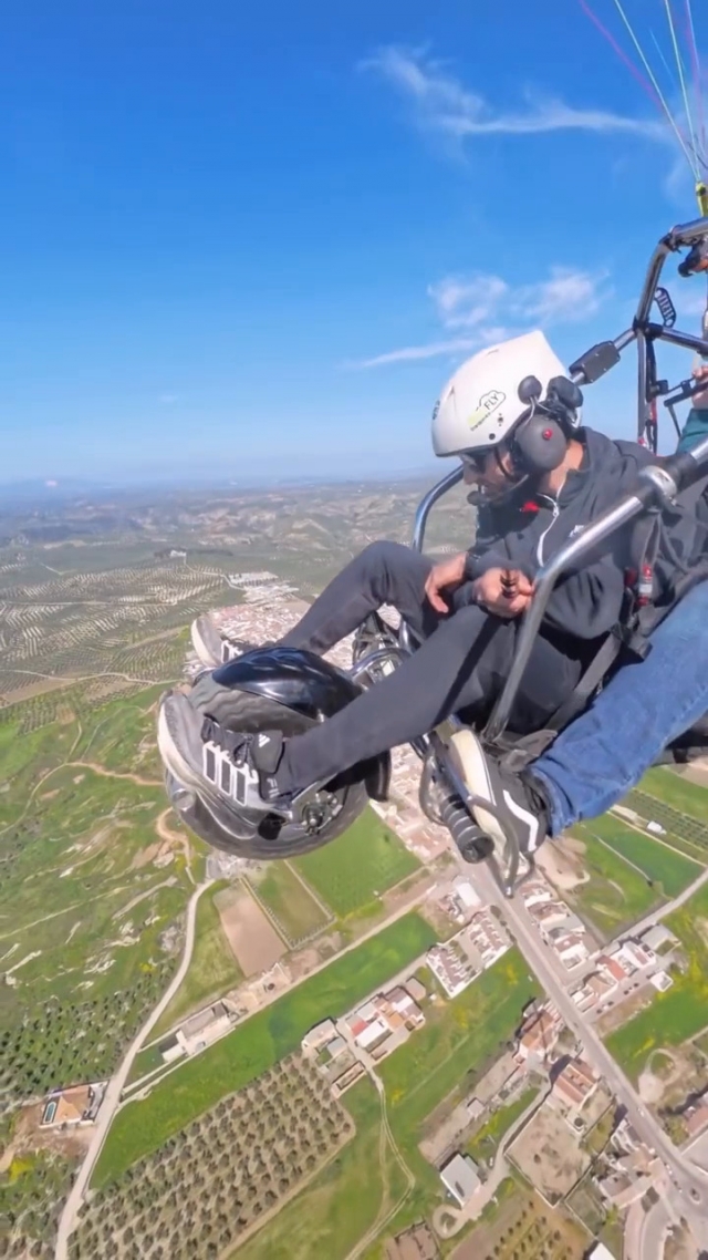 Desfrutando do voo de paramotor 