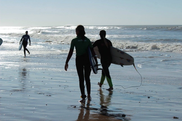 Con las tablas por la playa