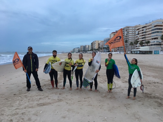 Jovenes surfistas