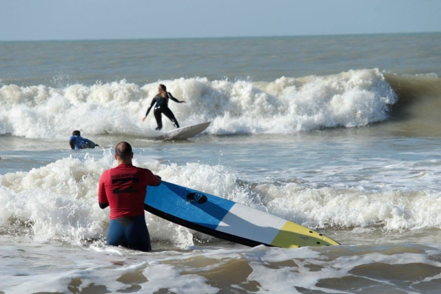 Varios surfistas