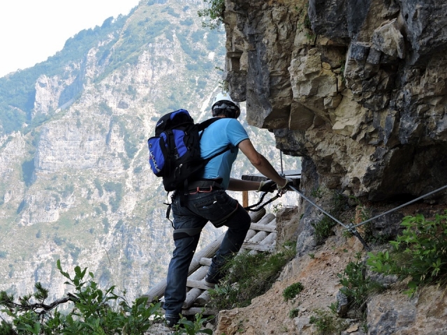 Escalada en las montanas abruptas