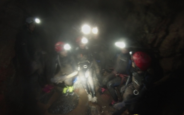 Groupe de spéléologues dans la grotte 