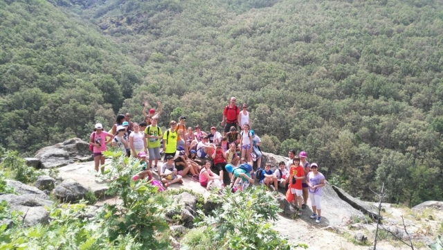  与小孩子一起徒步旅行 