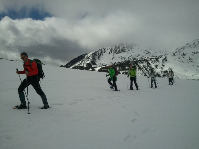  Walking with the snowshoe guide 