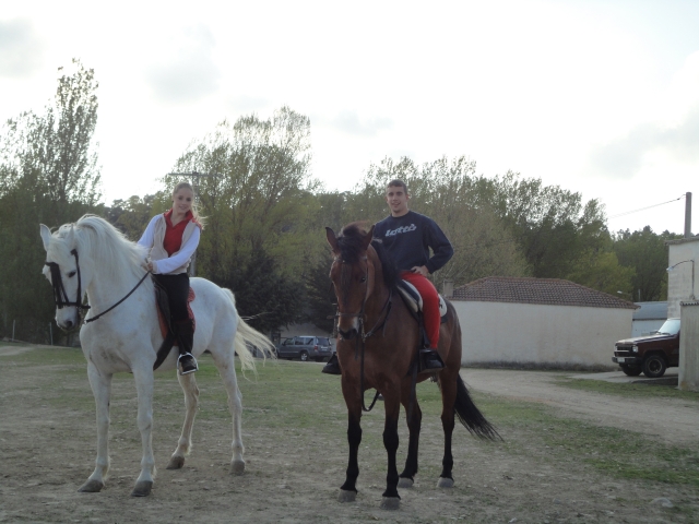 En pareja a caballo