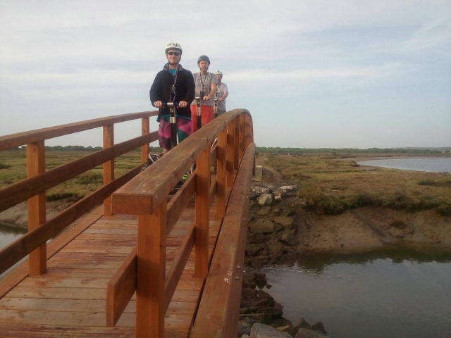 Grupo de adultos en segway por Lepe