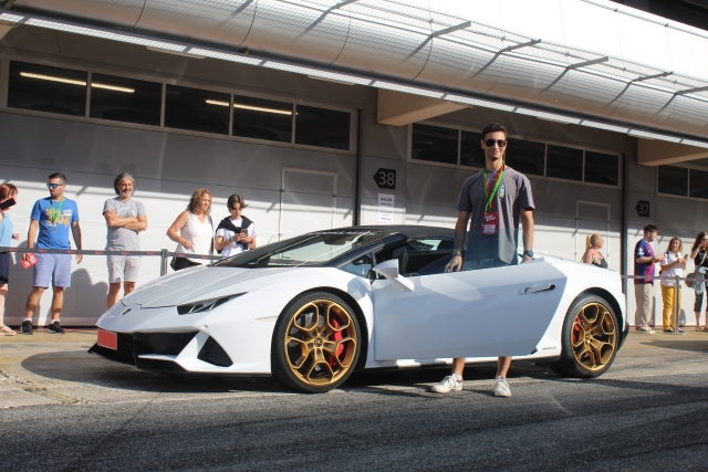 在 Montmeló 驾驶兰博基尼 Huracán 3 圈 在 Montmeló 驾驶兰博基尼 Huracán 3 圈