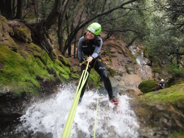  Equipé pour la descente en rappel 
