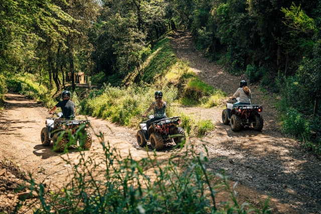 Amigos conduciendo los quads
