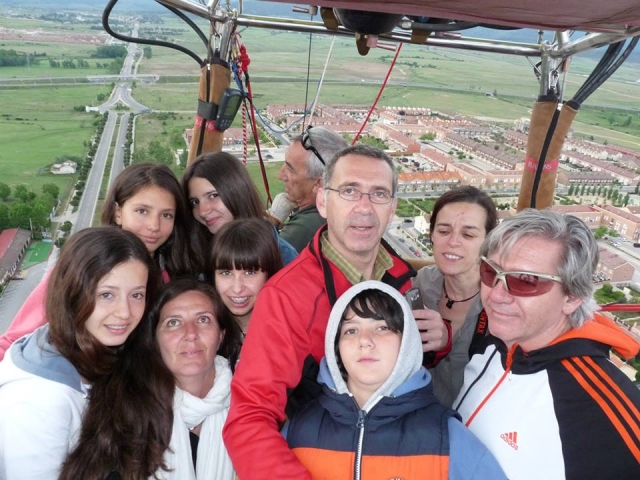  The whole family flying in a balloon 
