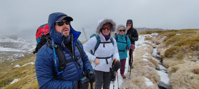 Grupo disfrutando de las raquetas de nieve
