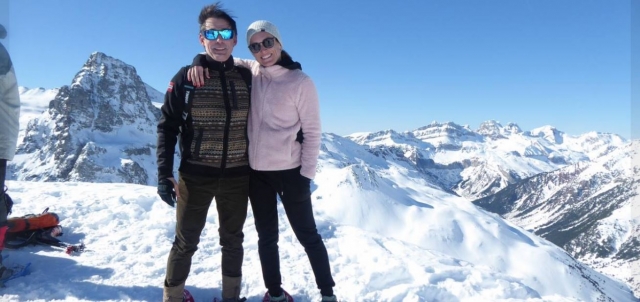 Una pareja feliz de haber contramarrado nuestra ruta con raquetas de nieve