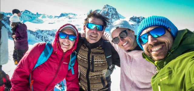  Un gruppo di amici si gode una giornata con le ciaspole 