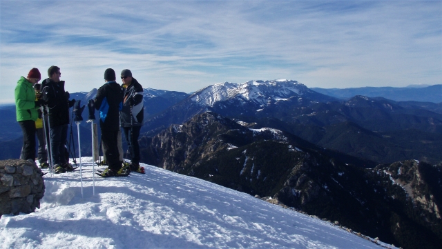  com amigos fazendo uma rota com raquetes de neve 