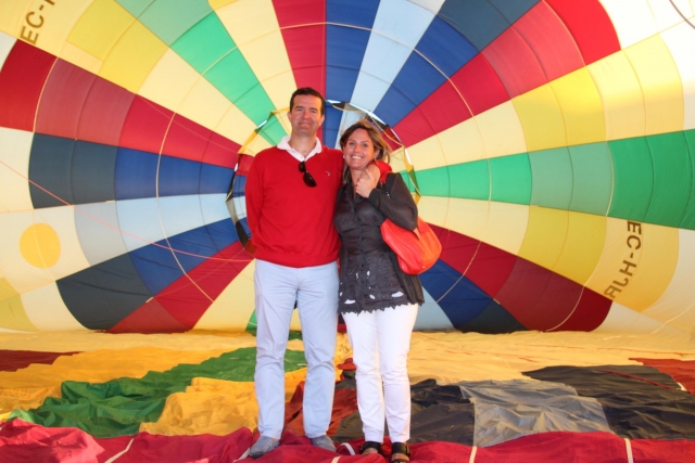 Pareja dentro del globo aerostático