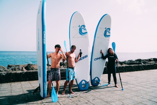 Venga con tus amigos y haga paddle board