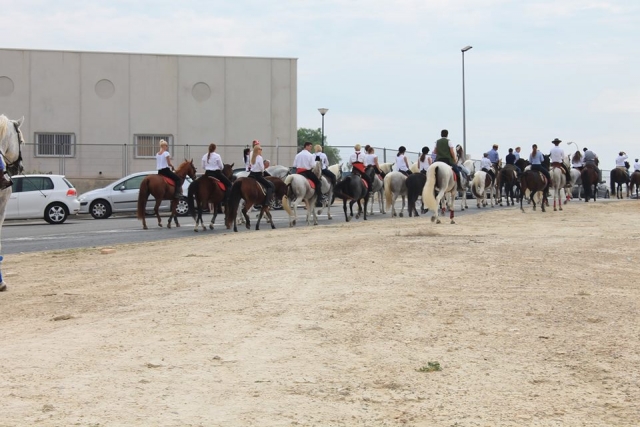  Grupo grande andando a cavalo 
