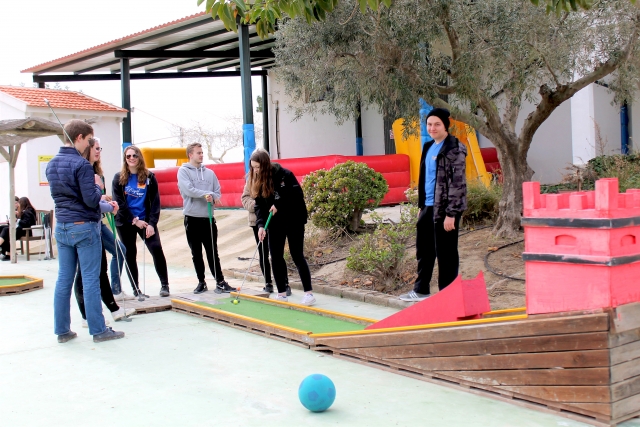  Diferentes buracos no campo de minigolfe 
