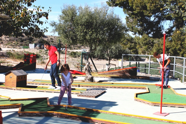 Obstáculos desafiadores no campo de minigolfe 