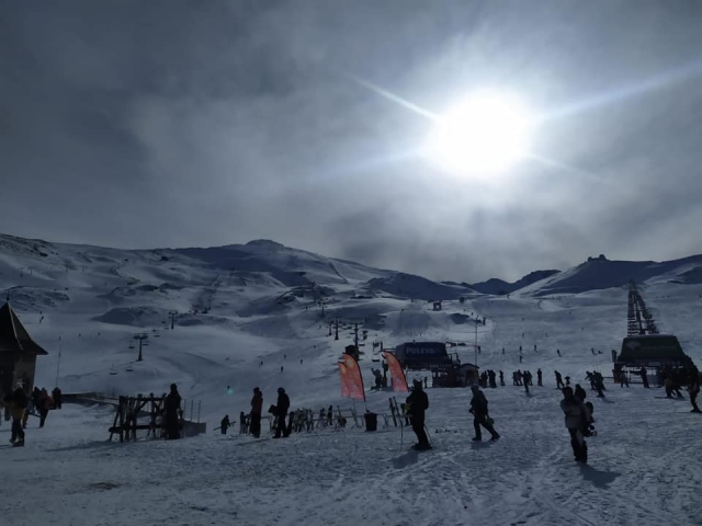  Folla di visitatori sotto un sole nuvoloso 