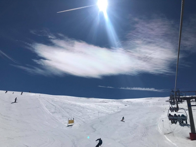  Sciatori e snowboarder coincidono sulla pista 
