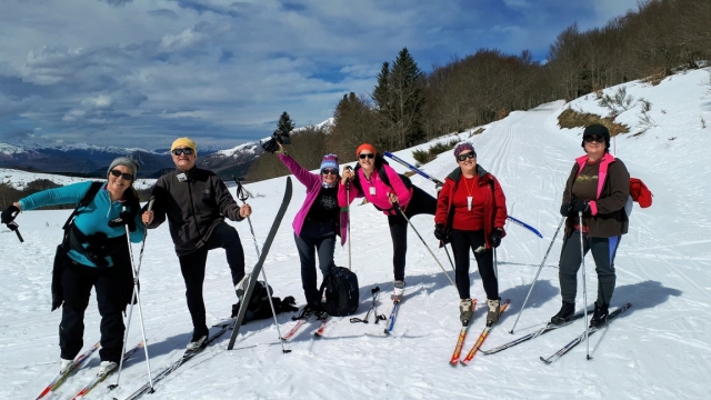  pose avec des skis
