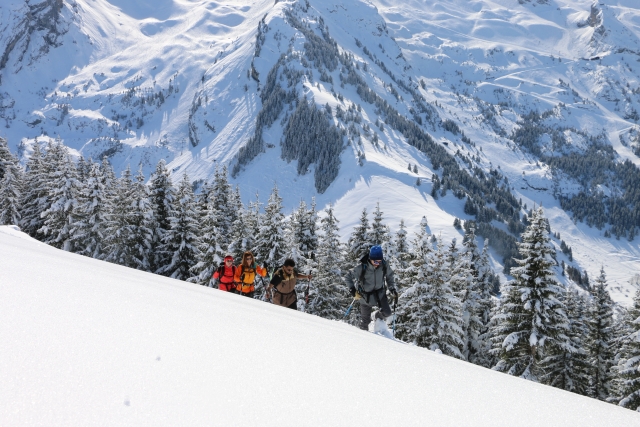 Ruta con raqueras de nieve en Formigal