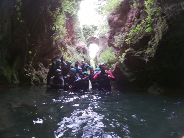  Groupe de canyoneurs dans la piscine de la Gorge Verte