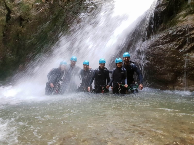  sotto la cascata 