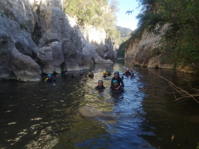  tutti insieme a fare canyoning