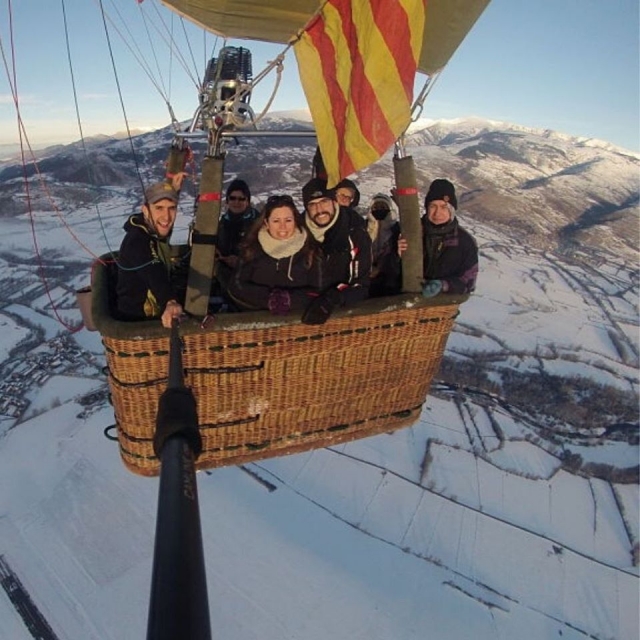  Volare in mongolfiera sulle montagne innevate 