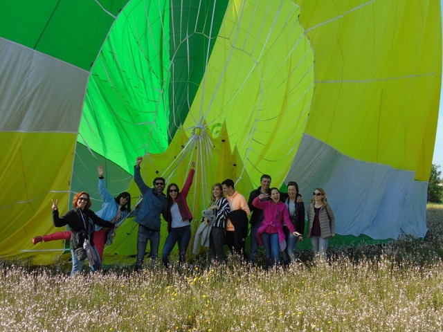  Passengers between the fabrics of the balloon 