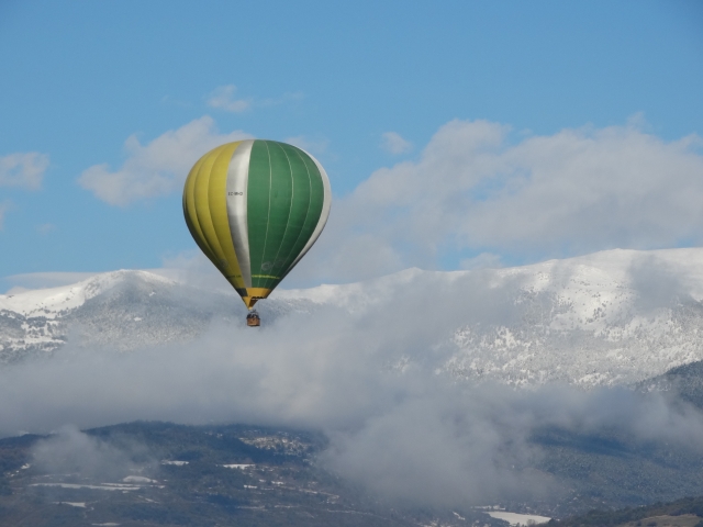Globo sobre las cumbres nevadas