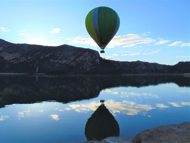  Balão refletido na água 