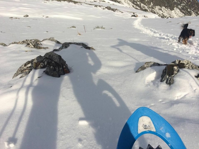  穿着雪鞋行走 