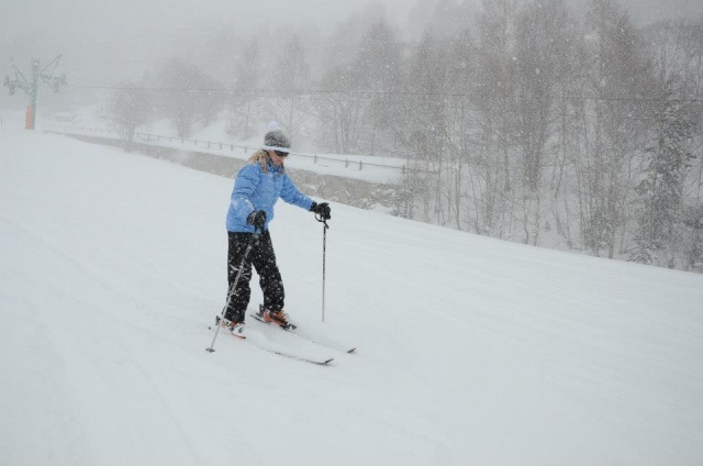  Enjoying skiing 