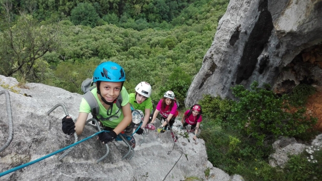  Enfants sur la via ferrata 