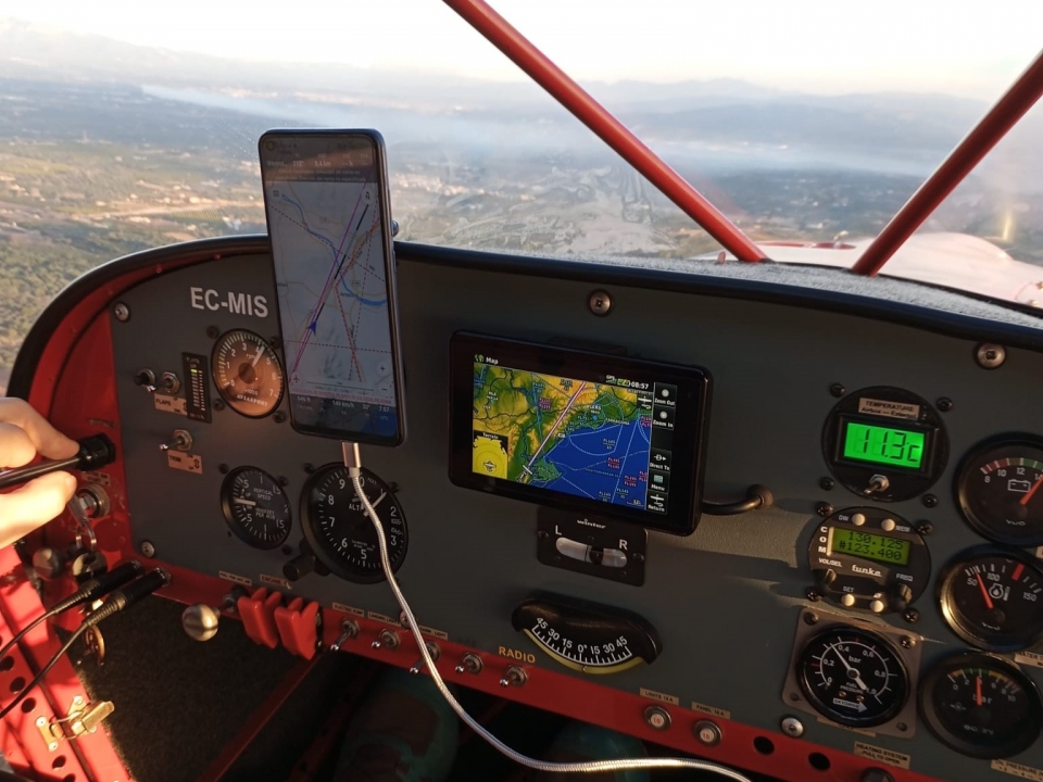  Ai comandi del piccolo aereo 