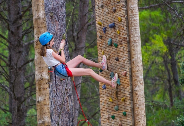  Abseilen an der Kletterwand 