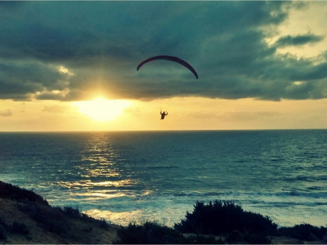  Parapendio al tramonto sulla baia