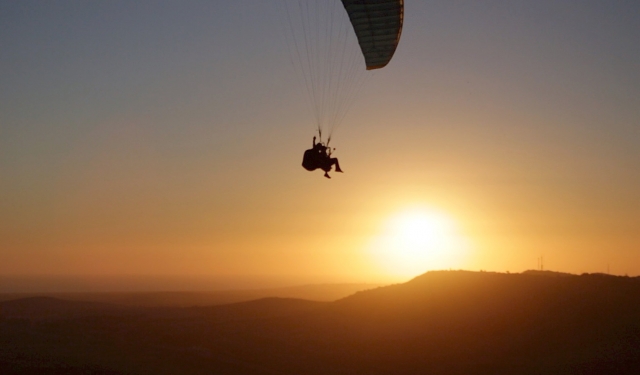  Volo in parapendio al tramonto 
