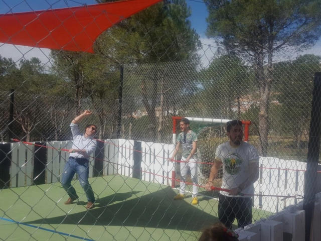  Baby-foot humain dans le parc