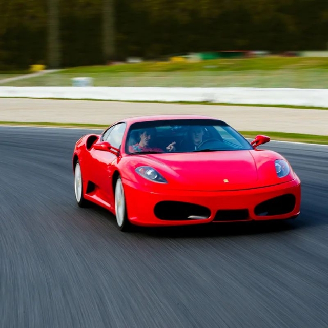  Dirigindo uma Ferrari F430 com tração traseira 