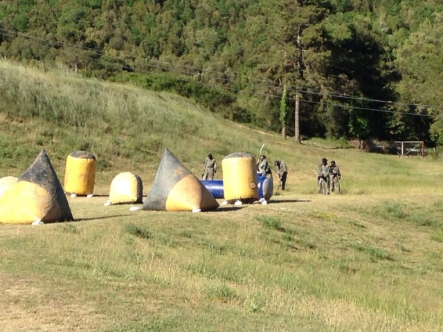 structures gonflables dans le terrain de paintball