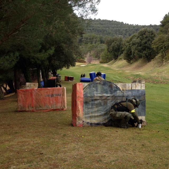  caisses dans le terrain de paintball 