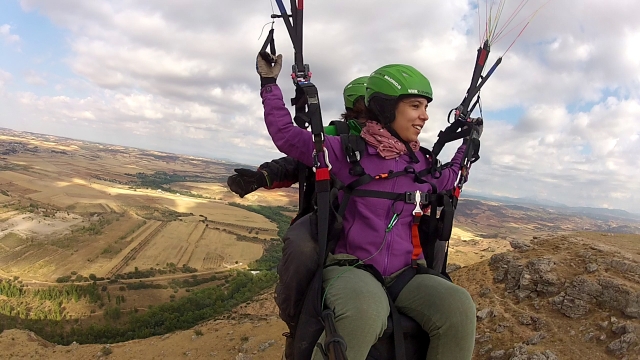  Pilota il parapendio